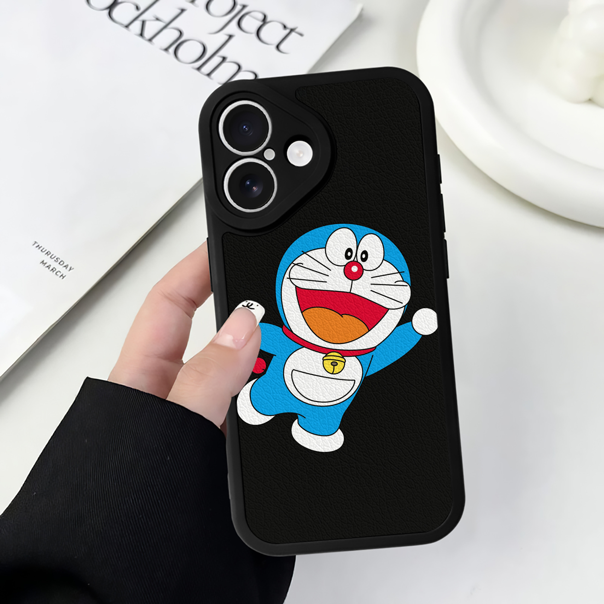 （画像用） ドラえもん Doraemon 【iPhone 16シリーズ対応】シリコンスマホケース（レザー調） 材質：シリコン